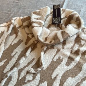 NEW super soft cream & tan sweater semi fuzzy animal 🦒 print cowl neck size Lg.